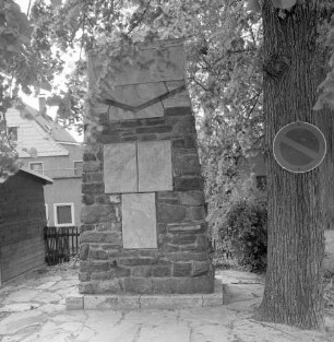 Denkmal für die Gefallenen des Ersten Weltkrieges : Denkmal für die Gefallenen des Ersten Weltkrieges mit Namenstafeln und Inschrift (Während sie schlafen rufen sie). Bruchstein. Nach 1918. Chemnitz-Adelsberg, Adelsberger Straße (bei Nummer 203