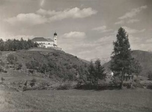 Südtirol. Hochgelegene Kirche im Etsch-Gebiet bei Bozen. (St. Sebastian gegen Schlern?)