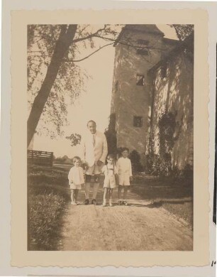 Heinrich Zimmer mit drei Söhnen vor Schloss (Prielau?) 1936