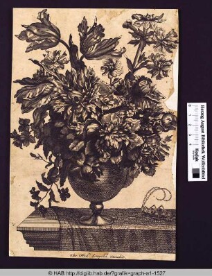 Blumenarrangement in einer Kelchvase