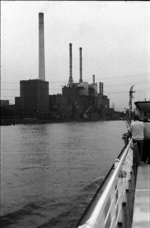 Rheinau/Altrip: Blick vom Schiff, Industriewerk