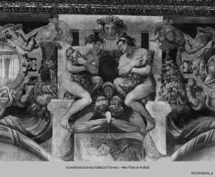 Ausmalung mit Camillus-Szenen : Ignudi auf Festons sitzend