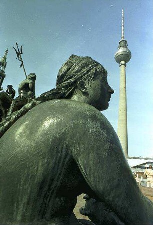 Berlin: Ost; Neptunbrunnen und Fernsehturm