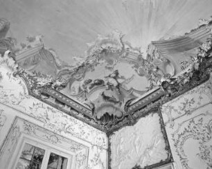 Innendekoration des Weißen Saales — Allegorische Darstellung des fürstlich-sommerlichen Landlebens — Putti mit Trompeten und Pauken
