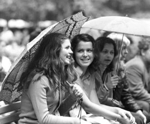 Parkfest : Portrait von drei jungen Frauen mit Regenschirm