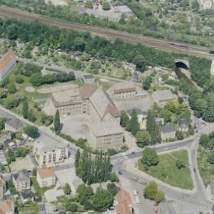 Gymnasium : Dresden-Cotta. Gymnasium (1909-1910; H. J. Erlwein) und Bebauung zwischen Cossebauder Straße und Eisenbahntrasse. Luftbild-Schrägaufnahme von Süden