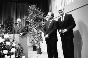Freiburg: Kongresshaus; Ansprachen: Nothhelfer, Späth, Person; stehend