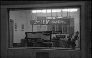 Freiburg: IBM Geschäftsstelle, rechtes Schaufenster [vollelektrische Schreibmaschine], [bei] Nacht