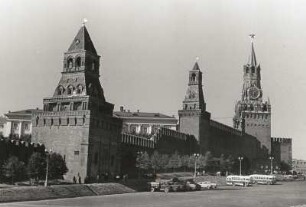 Moskau. Kreml (1485/1499). Ansicht der Kremlmauer mit den Tortürmen Erlöserturm (Spasskiturm, rechts; 1491, P. A. Solari) und Konstantino-Jelinskaja-Turm (Konstantin-Helenen-Turm, links; 1490, 1680; P. A. Solaris)