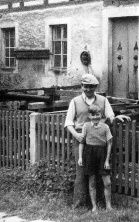 Triebischtal-Roitzschen. Neidmühle, letzter Müller Johannes Kirchner vor dem Gerinne und der Mühlentür, Repro