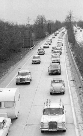 Osterreiseverkehr auf der Autobahn zwischen Rüppurr und Durlach.