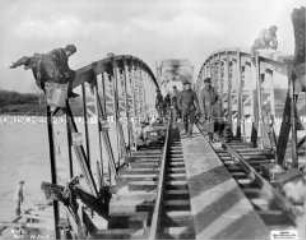 Wiederaufbau einer zerstörten Brücke über den Arges