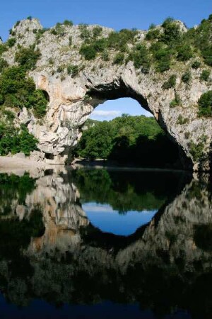 Frankreich. Rhone Alpes. Ardeche. Gorges de l Ardeche. Schlucht der Ardeche. Pont d Arc