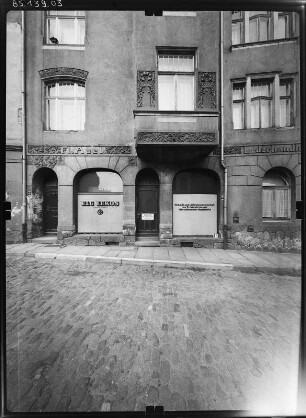 Altenburg, Ringstraße 6. Wohnhaus mit Laden (um 1910). Straßenfront (Teilansicht)