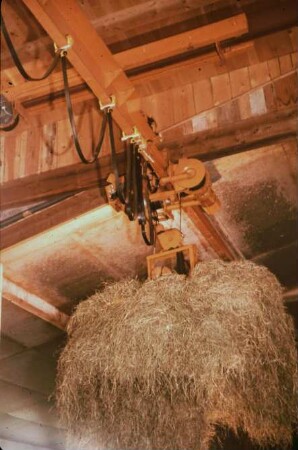 Fotografie: Ein- und Auslagerungstechnik, Greiferanlage, Heu