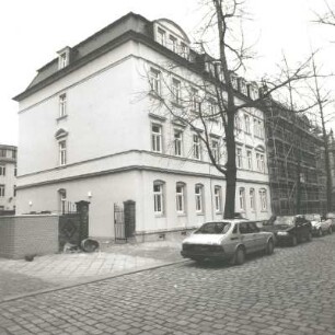 Dresden-Pieschen, Hans-Sachs-Straße 22/20. Doppelwohnhaus (um 1900). Straßenansicht mit Tor un Gingkobäumen
