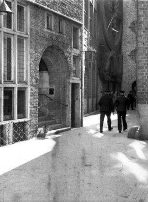 Bremen: vor dem Haus Altlantis, Böttcherstraße, Vordergrund zwei Männer
