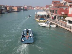 Murano : Die Glasbläser-Insel Murano in der Lagune von Venedig ist mit ca.vier Dutzend Glasfabriken ein wichtiger Wirtschaftstandort, die beschauliche Insel zieht zudem viele Touristen an. Aufgenommen im Februar 2005. Foto: Uwe Gerig