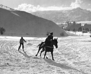 Winterliche Sportvorführung für Dr. Robert Ley (Reichsleiter der NSDAP und Leiter der Deutschen Arbeitsfront) und seinen Anhang nebst Frauen. Skiläufer, von einem Reiter gezogen