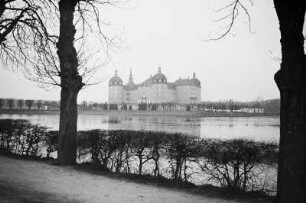 Moritzburg, Schloss : Moritzburg. Blick zum Königlichen Jagdschloss über den Schlossteich