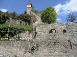 Stadtbefestigung (Burgviertel)-untere Stadtmauer am Osttor mit nach Norden aufsteigender Stadtmauer (Wehrgang abgetragen) sowie Wachtürmchen von Süden in Übersicht