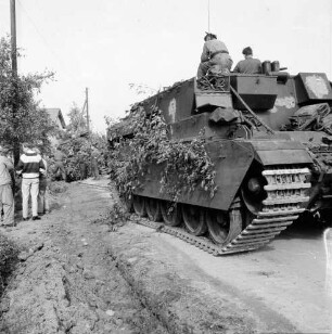 Nato-Manöver "Hold fast": Bundeswehr mit britischen, kanadischen und belgischen Truppen: Benstaben: Durchfahrt von Panzer: links Zuschauer: hinten und oben auf Panzer Soldaten