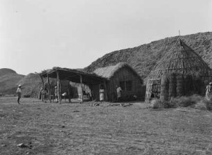 Strohhütte : Eine sich noch im Bau befindliche Strohhütte