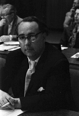 Vereidigung und Amtseinführung der neuen Bürgermeister Dr. Ernst Schiele und Otto Dullenkopf mit Nachrückung der neuen Stadträte Gustav Betz und Reinhold Grund in den Gemeinderat.