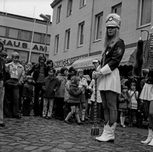 Oldesloer Spielmannszug von 1964 e.V.: Jugendspielmanns- und Fanfarenzug: Marktplatz: Platzkonzert: vorn Tambourmajorin: hinten Drogerie Purnhagen und Kaufhaus Parco an Hindenburgstraße: davor Zuschauer