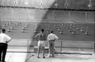 Berlin: Reichssportfeld; Übungen mit Balken; Vordergrund drei Personen