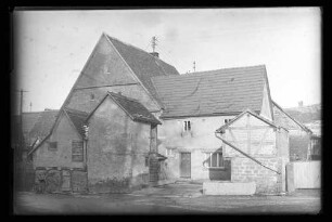 Wohnhaus mit kleinen Nebengebäuden