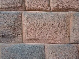 Cusco - Mauer aus der Inka-Zeit : Fugenlos verarbeitet sind diese großen Steine an einer Mauer aus der Inka-Zeit. Aufgenommen am 31. August 2011 in Cusco