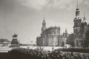 Dresden-Altstadt. Theaterplatz mit Reiterdenkmal König Johanns. Blick gegen Italienisches Dörfchen, Hofkirche und Residenzschloss