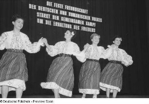 Rumänische Tänzerinnen des Rahmenprogramms zur Leipziger Herbstmesse 1954