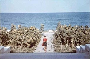 Eforie: Schwarzmeer Strand, Margarete Klein, steht an Sonnenblumen