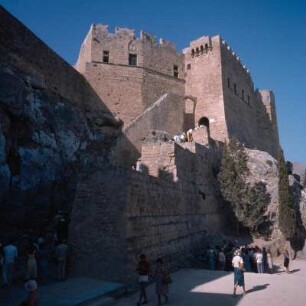 Lindos (Rhodos). Kreuzfahrttouristen stürmen die Johanniter-Burg. MI 5.9.70