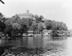 Burg Schönfels : Blick über den Teich zur Burg Schönfels. Ansicht von Süden