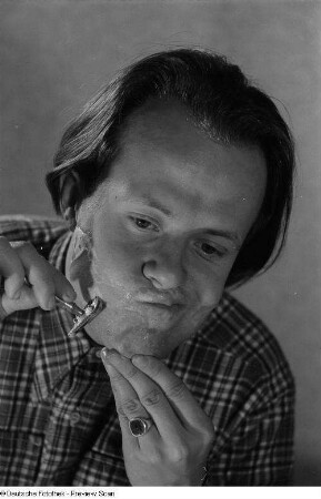 Roger Rössing beim Rasieren