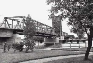 Wolgast, Straßenbrücke : Wolgast. Straßenbrücke über den Peenestrom. Blick zur Insel Usedom bei geöffneter Brücke