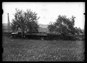 Unfall: Lastwagen am Baum