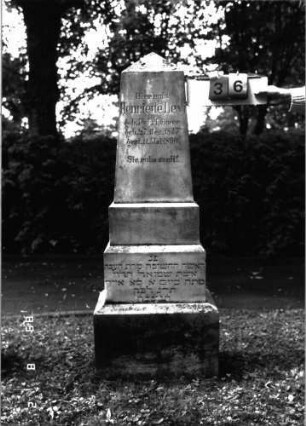 Grabstein 36 (Index: 100101449) Material: Sandstein, unterster Sockel Kalkstein Zustand: gut Maße HxBxT: 153x30x17 cm Beschreibung: Obelisk, getreppter Sockel: Grabstein 36
