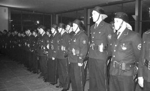 Verpflichtung von Angehörigen der Freiwilligen Feuerwehr zum freiwilligen Einsatz im Luftschutzhilfsdienst.