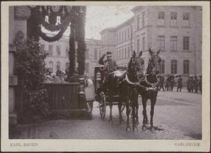 Großherzog Friedrich I. und Großherzogin Luise vor zweispänniger Kutsche.