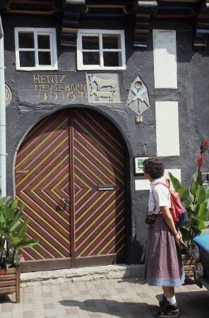 Stolberg. Tür zur einstigen Garküche des Ortes mit Inschrift , Datierung und Zunftzeichen