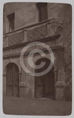 Portal am Turm des Schlosses Siebenhufen