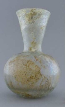 Kugelige Glasflasche mit breitem Trichterhals