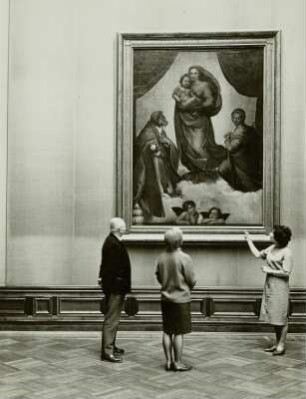 Besucher der Gemäldegalerie : Gemäldegalerie. Besuchergruppe bei der Betrachtung der Sixtinischen Madonna