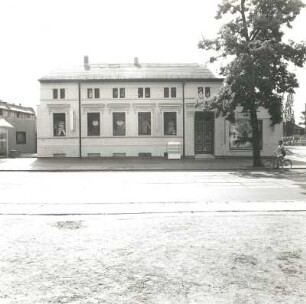 Cottbus, Straße der Jugend 151. Wohnhaus mit Laden und Ladenanbau (um 1870 ?). Straßenfront