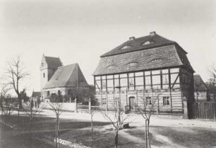 Coswig. Alte Kirche und Pfarrhaus : Coswig. Pfarrkirche (Alte Kirche; 1497, 1611, 1735) und altes Pfarrhaus (1727-1728; Abriß 1893). Straßenansicht mit jungen Bäumen