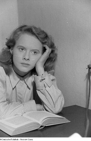 Porträtaufnahmen der Schauspielerin Karin Friedrich
